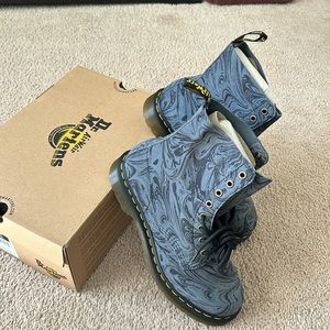 Women’s Dr. Martins boots Size 9. New never worn. Gray/black design